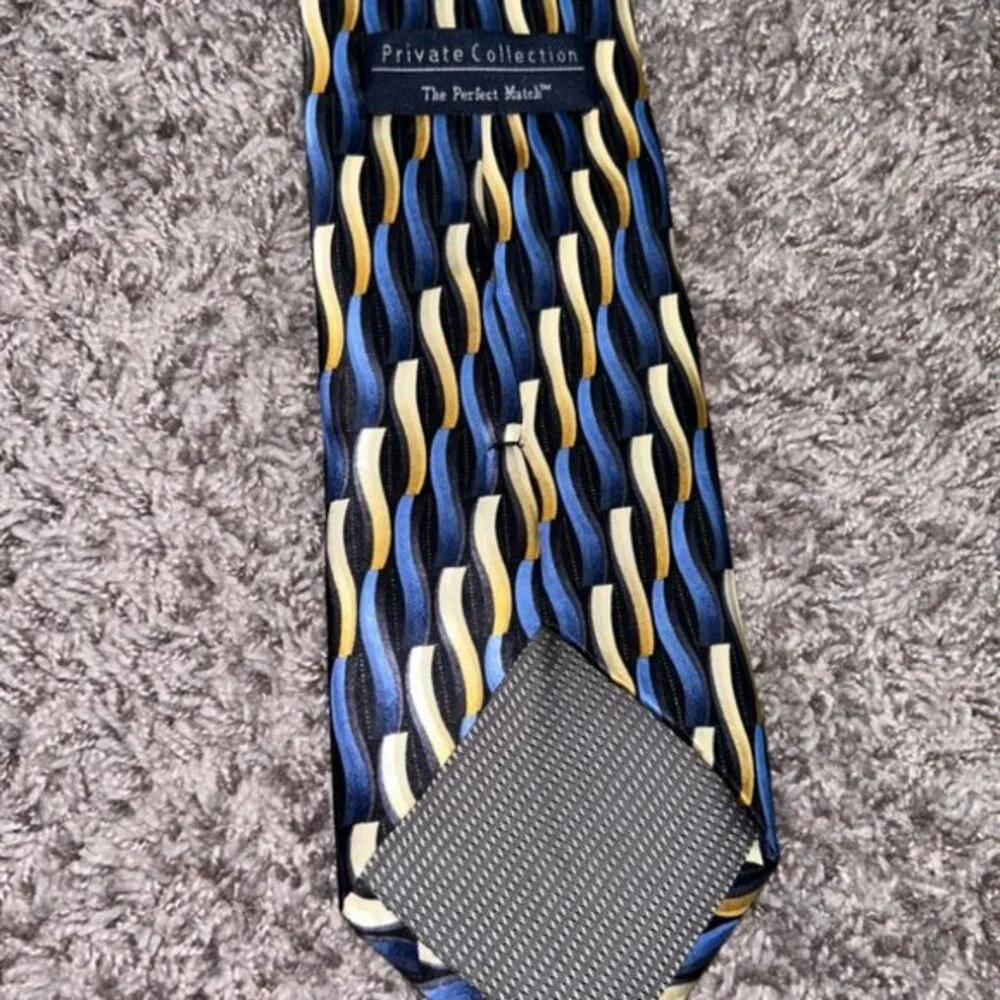 Private Collection Perfect Match‎ Blue Yellow tie aprox. 59 inches silk office
